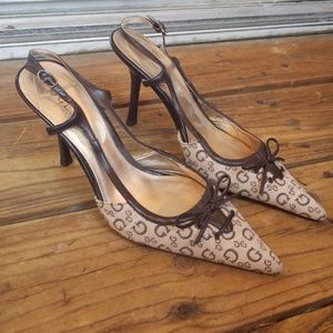 Guess pumps
